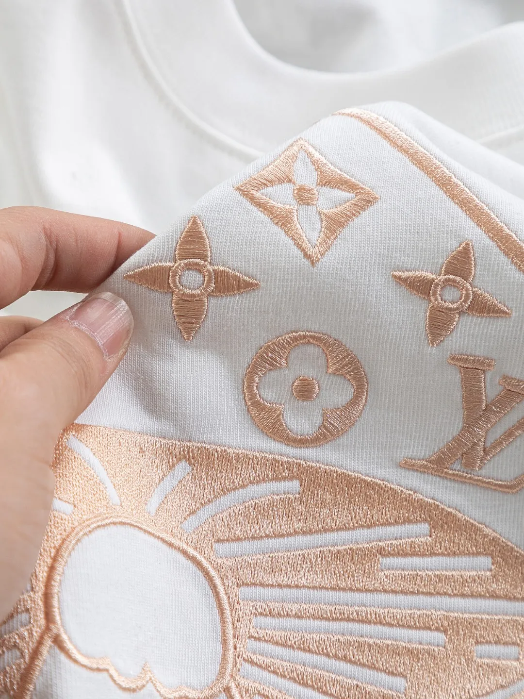 🅿️190 Louis Vuitton 1V LV micro-wide version S-XL LV 26ss new products are available at the counter simultaneously. Multiple craftsmanship. Mushroom on the chest🍄 intarsia🪡 embroidered logo. Round neck short-sleeved T-shirt, same style for men and women! Consigned to one-to-one creation. Synchronized with the official website, pure cotton fabrics at the counter! It is close to the skin and comfortable, durable and easy to wear. It has a classic and simple logo design and meticulous original craftsmanship. Short-sleeves, a must-have item for men, do not appear to be the same for the general public, but must be unique and eye-catching. This LV short-sleeve is all about quality, comfort, the same shape and fashion as always, including fabrics and cutting techniques. All of them have been made with great effort! 320 grams of washed pure cotton fabric, pure cotton is breathable, very refreshing and comfortable for daily wear. The rib knitting on the neckline is smooth and tight, and the neckline will not be skewed if you toss it at will. The loose version, you will find that it looks really good on the upper body. The overall is minimalist and neat, super versatile for daily use! Pair it casually with a pair of pants for a youthful look. A T-shirt will make your outfit crazy. It is a fashionable item that can never go wrong! Color: Black White Size: S-XL Size chart: S: Shoulder width 45.5-Bust 52-Length 70 M: Shoulder width 47-Bust 54-Length 72 L: Shoulder width 48.5-Bust 56-Length 74 XL: Shoulder width 50-Bust 58-Length 76